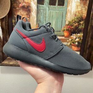 Nike Roshe One (GS) Dark Grey gym red sneakers